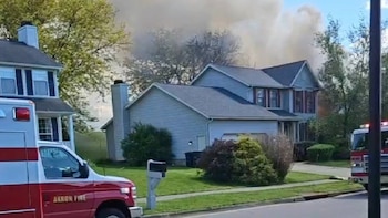 Cayó un avión sobre una casa y desató un incendio en Ohio: hay dos muertos confirmados