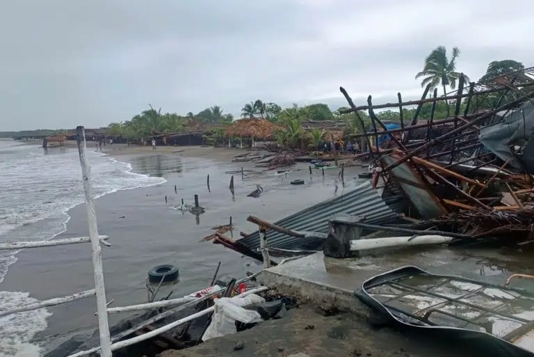 La tormenta tropical Cristina ya provocó marejadas, lluvias intensas, inundaciones costeras y daños en infraestructuras turísticas y pesqueras del Pacífico de Nicaragua. (Foto: EFE/ STR)
