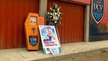 Dejan féretro con foto de César Acuña y mensaje “corrupto” en estadio de César Vallejo en Trujillo