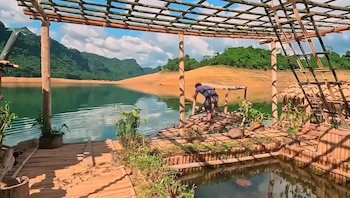 Un hombre construye una aldea