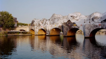 La nueva piel del puente más antiguo de París y el giro del arte urbano, de la subversión al espectáculo