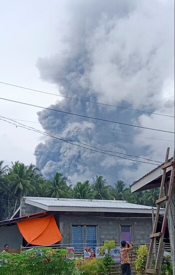 El volcán Bulusan expulsó una
