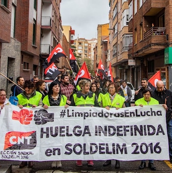 Imagen de la huelga que realizaron las limpiadoras de portales en Valladolid en 2023 para protestar contra las condicioens laborales de la empresa Soldelim 2016. (CNT Valladolid)