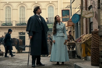 Henry Cavill y Millie Bobby Brown en 'Enola Holmes 3'