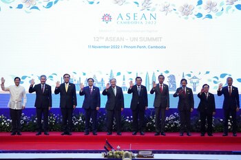 La cumbre de la ASEAN reunirá a líderes de Asia. En la foto, posan junto al secretario general de la ONU, Antonio Guterres (REUTERS/Cindy Liu)