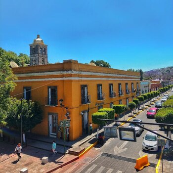 En opinión de los lingüistas,