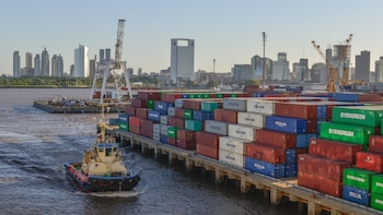 Prefectura Naval intimó a más de 500 trabajadores a levantar el paro que frenó la actividad en los puertos: hay 140 barcos detenidos