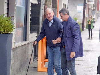 El rey Juan Carlos en un restaurante de O Grove, Galicia, en octubre de 2024. (Europa Press)