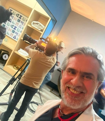 La trayectoria del actor originario de Coahuila abarca participaciones en programas como Mujer, casos de la vida real, La Rosa de Guadalupe y producciones cinematográficas. (Instagram/ @
carlosamadoroficial)
