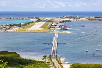 Aeropuerto Internacional Princesa Juliana, Sint