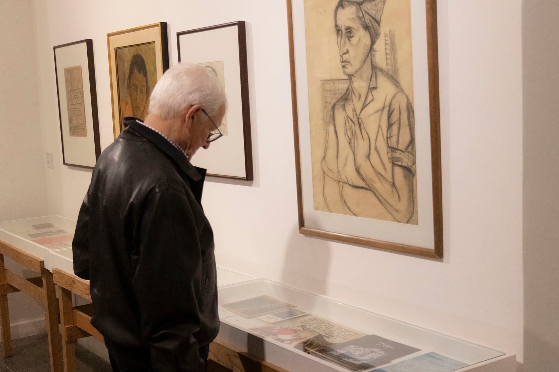 La muestra parte de un dibujo de 1949 y reúne óleos, acrílicos, tintas, pasteles, monocopias, aguafuertes, xilografías y cortometrajes experimentales