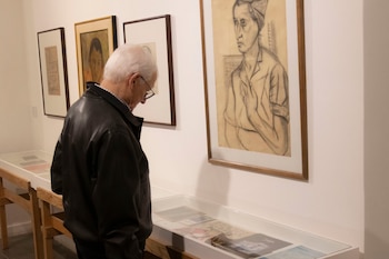 La muestra parte de un dibujo de 1949 y reúne óleos, acrílicos, tintas, pasteles, monocopias, aguafuertes, xilografías y cortometrajes experimentales