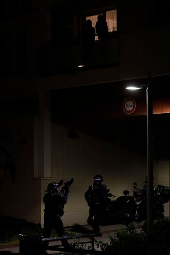 Vecinos observan el operativo policial