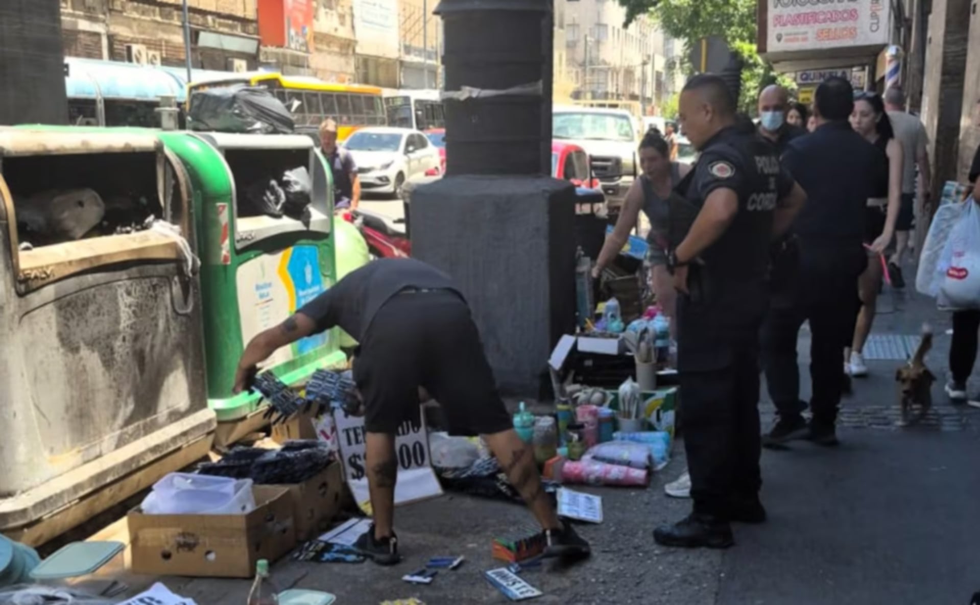 Uno de los operativos realizados en la ciudad de Córdoba donde desbarataron más de 500 puestos de venta ilegal de pirotecnia (Municipalidad de Córdoba)