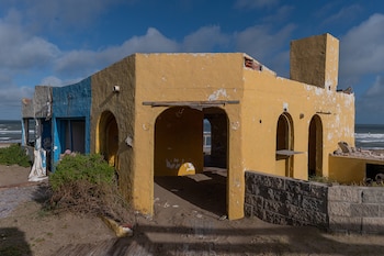 La edificación con reminiscencias a templos árabes, Cabo Blanco.