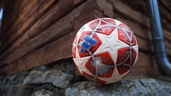 Adidas presenta el balón de
