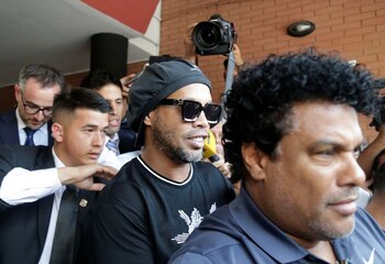 El exjugador brasileño Ronaldinho sale