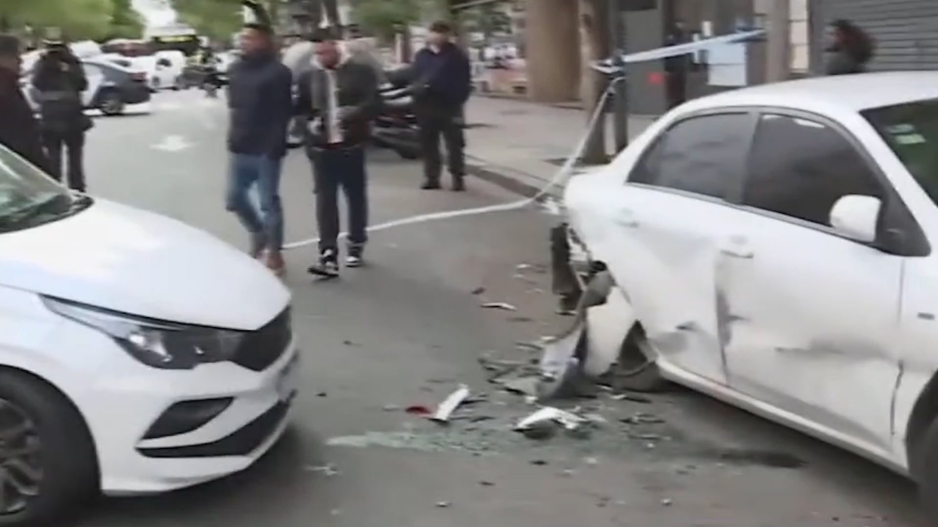 Accidente en el barrio porteño de Balvanera: se quedó dormido, chocó contra dos autos estacionados y fue hospitalizado