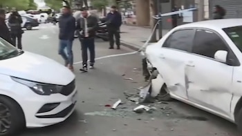 Accidente en el barrio porteño de Balvanera: se quedó dormido, chocó contra dos autos estacionados y fue hospitalizado