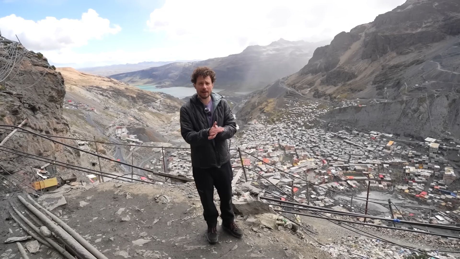 Luisito Comunica llegó hasta La Rinconada, ubicada a más de cinco mil metros sobre el nivel del mar.