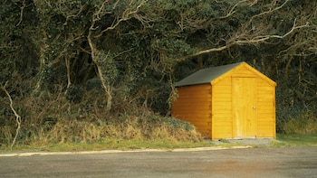 Una pareja compra un terreno para construir su casa, pero la contaminación del río les paraliza el proyecto y acaban viviendo en un cobertizo: “Nos han dejado completamente abandonados”