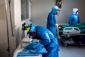 Trabajadores de la salud atienden