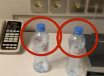 Dos botellas de agua en