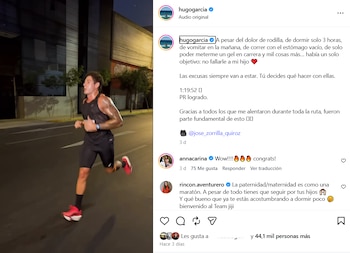 Hugo García corriendo al aire libre de noche o madrugada, vistiendo camiseta y pantalones cortos negros, y zapatillas rojas, con sudor en los brazos
