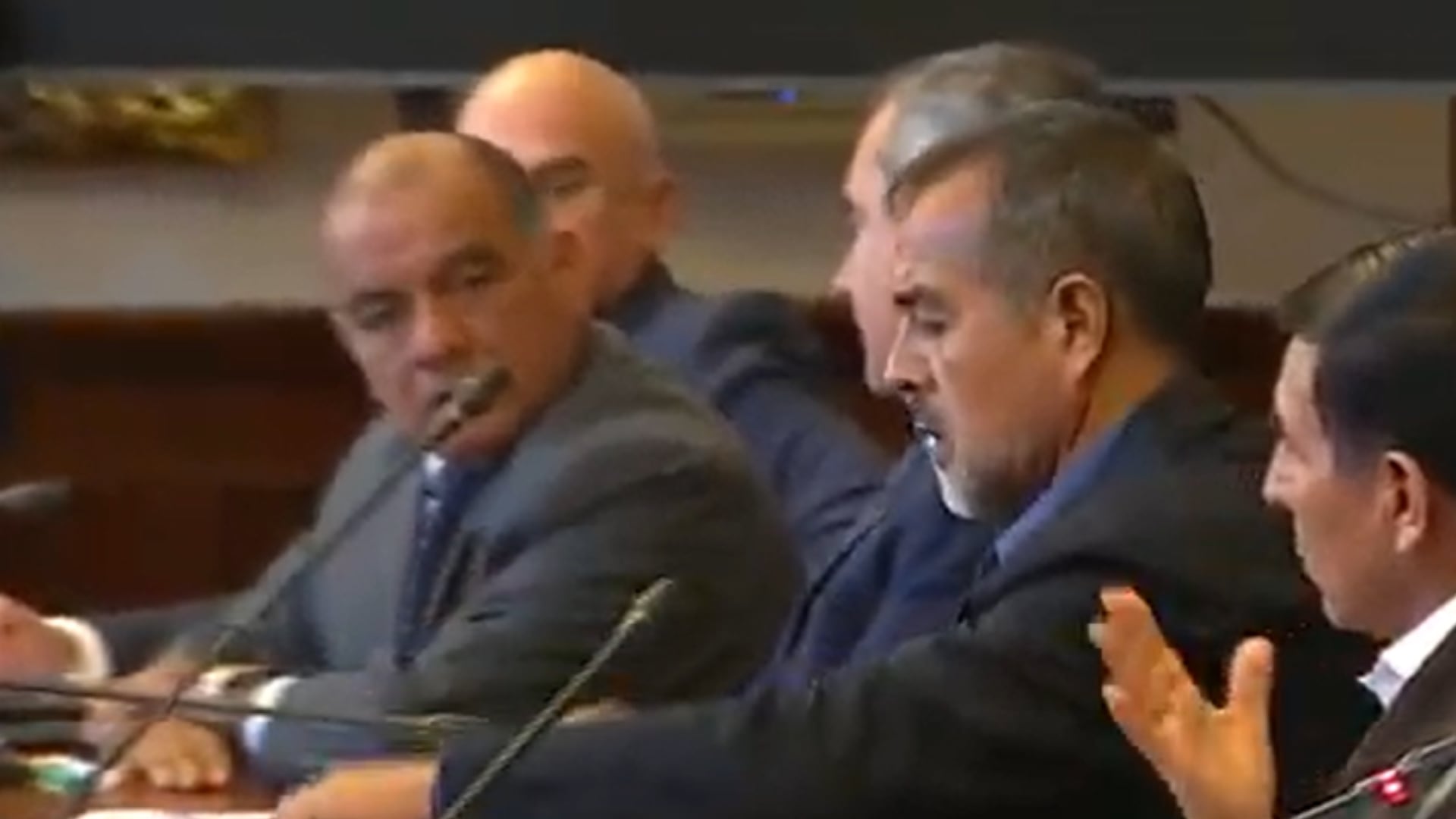 César Astudillo e Iber Maraví sostienen un altercado durante una sesión de la Comisión de Constitución.