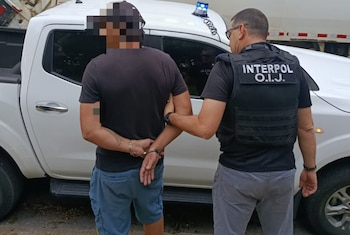 El sospechoso, identificado con el apellido Dunning, tiene 46 años y contaba con una orden de captura internacional activa Crédito: OIJ