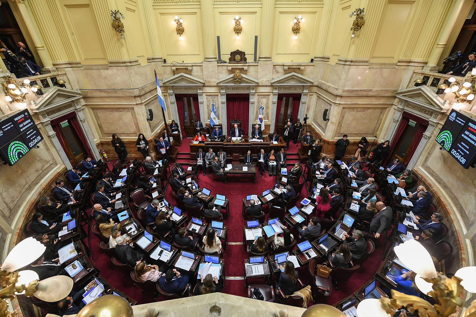 Los senadores ocupan sus bancas durante una sesión ordinaria en el recinto del Senado de la Nación.