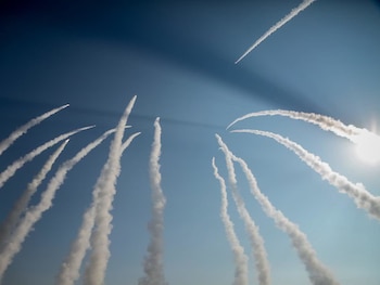 Irán volvió a lanzar ataques con drones y misiles contra objetivos en Kuwait y BahreinAmbos países activaron sus defensas aéreas y sonaron sirenas de alarma, mientras Jordania cerró el aeropuerto y el puerto de Áqaba por una amenaza “específica y creíble”