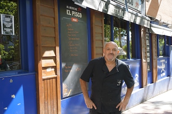 Miguel posa frente al bar 'Al Oeste del Pisco', del que es propietario junto con cinco socios.
