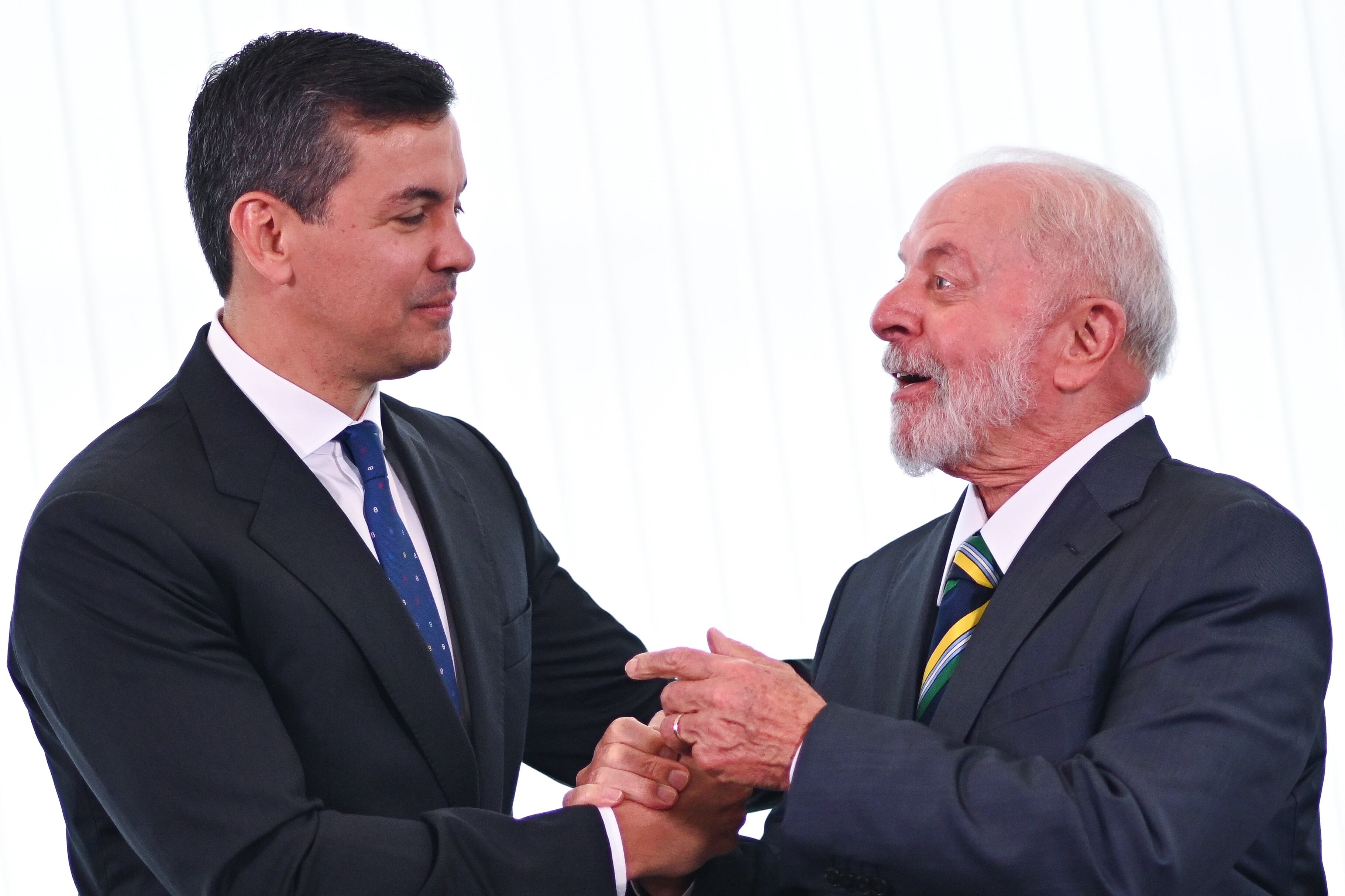 Fotografía de archivo en donde aparece e presidente de Brasil, Luiz Inácio Lula da Silva (d), junto a su homólogo de Paraguay, Santiago Peña (i) (EFE/ Andre Borges)