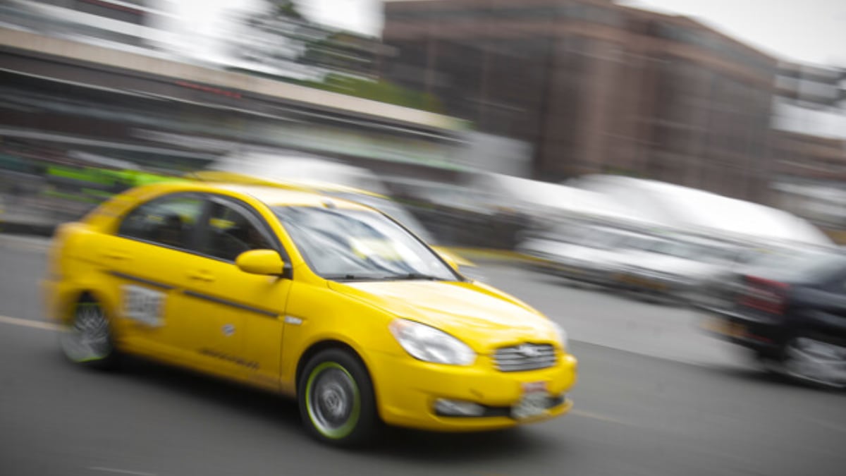 Las recientes denuncias de robo con uso de sustancias químicas en vehículos de transporte individual han alertado a las autoridades, que refuerzan operativos para identificar patrones y responsables tras incidentes registrados en distintos sectores de la ciudad - crédito Colprensa