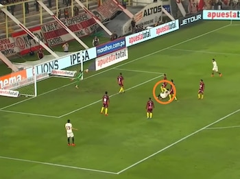 Gianluca Lapadula anotó el tercer gol de Universitario ante la marca de seis jugadores de Los Chankas. - captura: L1 MAX