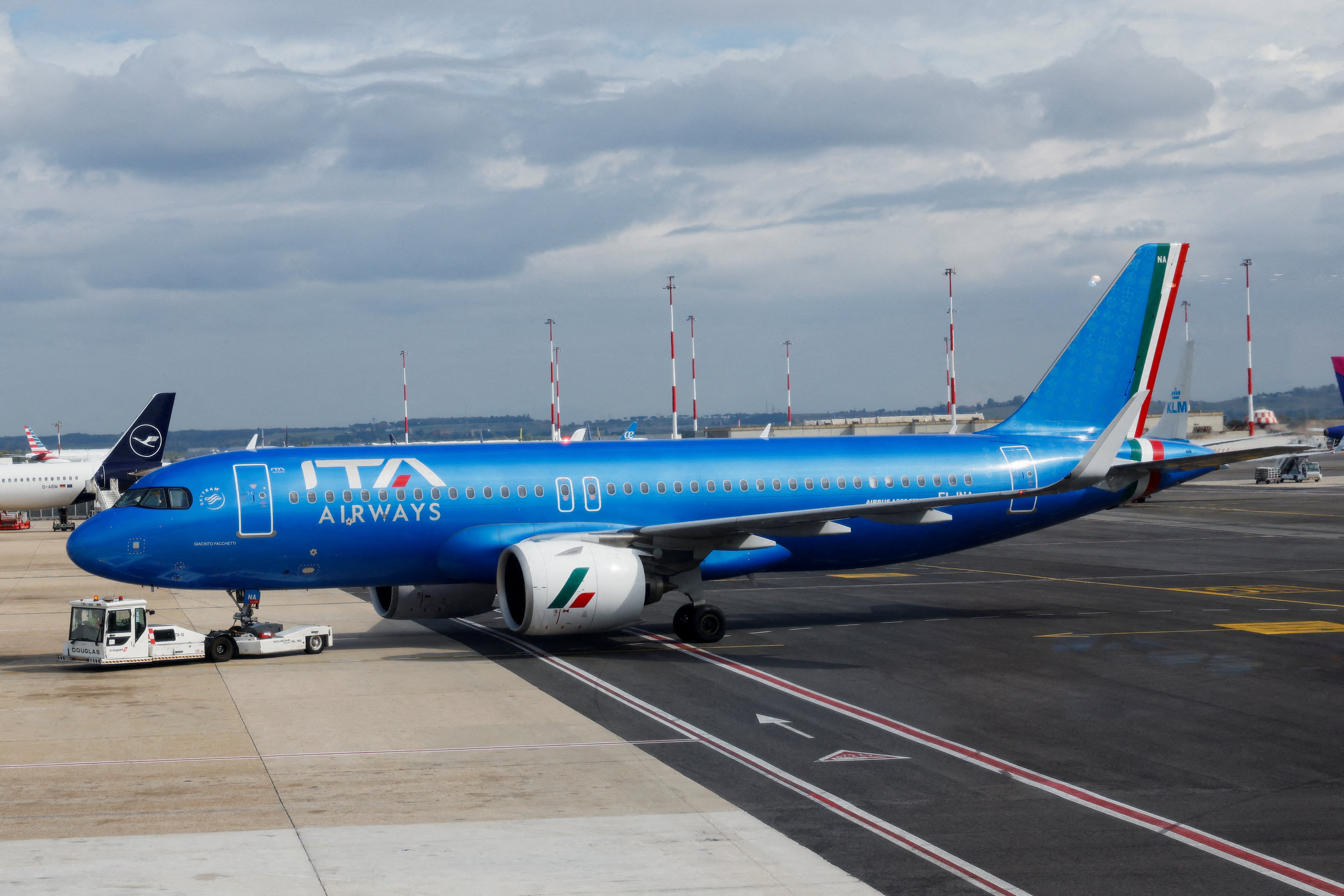 FOTO DE ARCHIVO: Un avión de Italia Trasporto Aereo (ITA Airways) estaciona en el Aeropuerto Internacional Leonardo da Vinci en Fiumicino, cerca de Roma, Italia, el 23 de septiembre de 2024. REUTERS/Remo Casilli/Foto de archivo