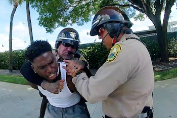 El video del arresto de Tyreek Hill se volvió viral en redes sociales. (REUTERS)