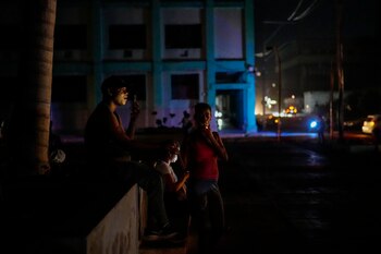 Residentes pasan el tiempo durante un apagón en La Habana (Foto AP/Ramon Espinosa)