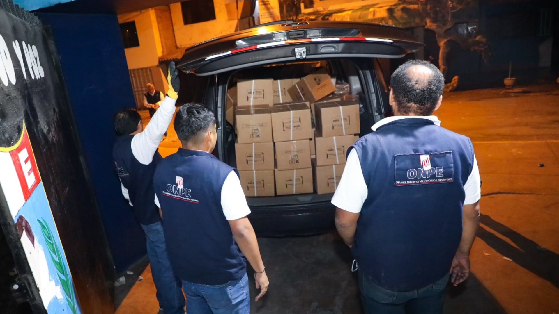 La Oficina Nacional de Procesos Electorales (ONPE) informó que los materiales necesarios para la votación ya fueron entregados en los 13 colegios de Lima donde no se instalaron mesas el domingo. | ONPE