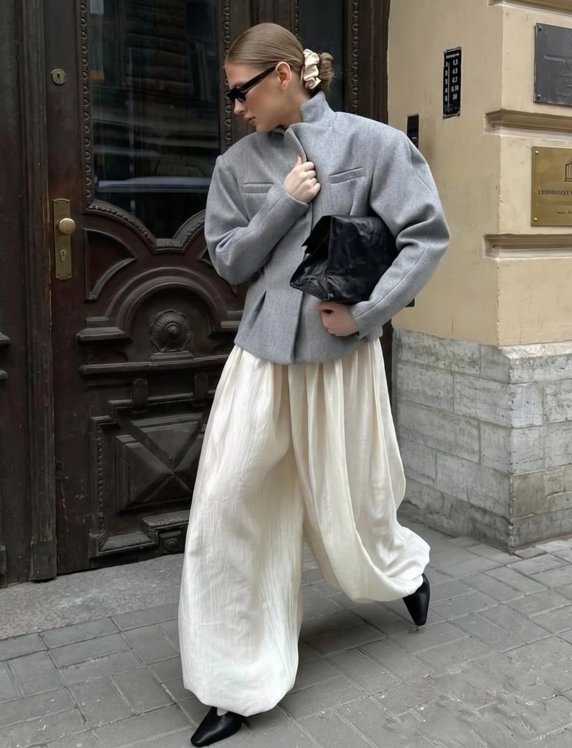 La temporada primavera-verano impulsa el regreso de los volúmenes amplios en el street style. (Imagen Ilustrativa Infobae)