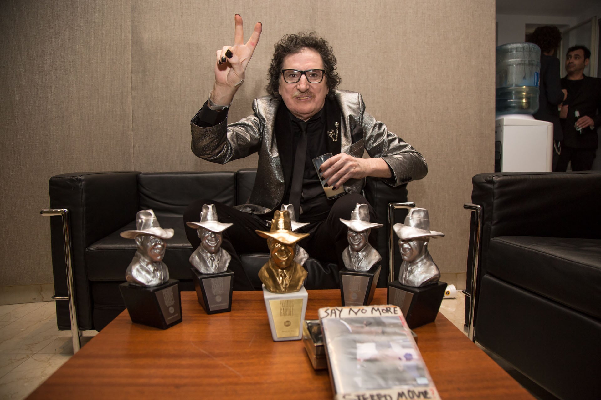 Orgulloso, posando con sus premios Gardel