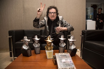 Orgulloso, posando con sus premios Gardel