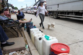 La gente espera en las filas para cargar combustible en Santa Cruz, Bolivia, el 8 de noviembre de 2024. REUTERS/Ipa Ibanez