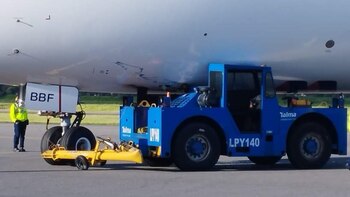 Avión golpeó un carro remolcador en el aeropuerto El Dorado: en video quedó registrado cómo el conductor tuvo que saltar del vehículo