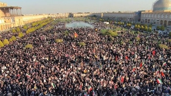 Miles de iraníes toman las