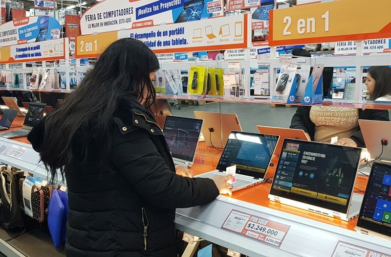 Omdia midió una baja aún mayor, del 21,2% interanual, hasta 58,1 millones de unidades despachadas. (Reuters)