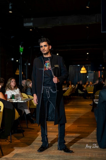 Los looks masculinos combinaron chaquetas y abrigos con insignias, jeans wildleg y guiños italianos