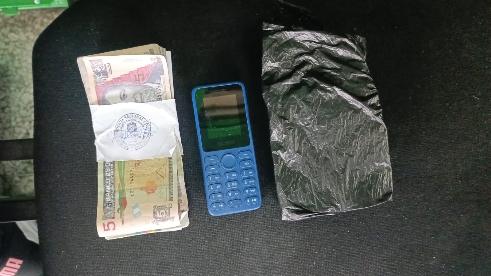 La denuncia por extorsión indicó que la víctima recibió un teléfono celular y llamadas con amenazas de muerte para exigir el pago. (PNC de Guatemala)