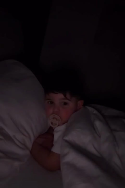 Benjamín, hijo de Valentina Cervantes, se prepara para dormir con su chupete en una imagen que muestra su tranquila rutina nocturna.